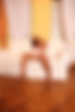 photodromm.com - 2012-08/tunde - 04 - the white sofa 2/10l.jpg
