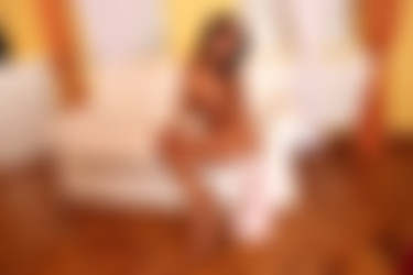 photodromm.com - 2012-08/tunde - 04 - the white sofa 2/18l.jpg