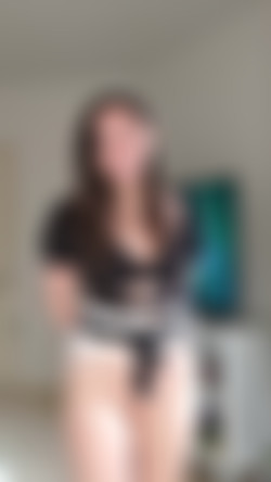 nicling/vids/20200926-968839533-Going_out_to_dinner..._how_do_you_like_my_outfit.mp4