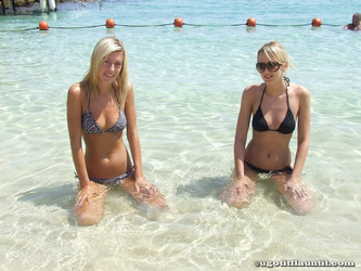 ugotitflauntit.com/08012 Lauren and Elena_1280highres/017.jpg