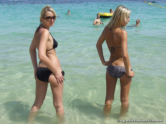 ugotitflauntit.com/08012 Lauren and Elena_1280highres/031.jpg